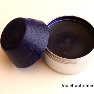 Pain de couleur Violet outremer pour la peinture à l'encaustique. Composition ; cire d'abeille, résine damar, pigment.