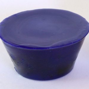 Pain de couleur Bleu outremer pour la peinture à l'encaustique. Composition : cire d'abeille, résine damar, pigment.
