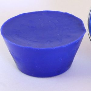 Pain de couleur bleu de cobalt pour la peinture à l'encaustique. Composition : cire d'abeille, résine damar, pigment.