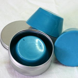 Pain de couleur bleu phtalo turquoise pour la peinture à l'encaustique. Composition ; cire d'abeille, résine damar, pigment.